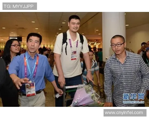 姚明抵达机场引发粉丝热潮现场签名互动温情满满