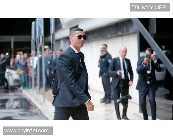 帅气足球明星穿西装的时尚魅力瞬间展现与风格解析 帅气足球明星穿西装的时尚魅力瞬间展现与风格解析